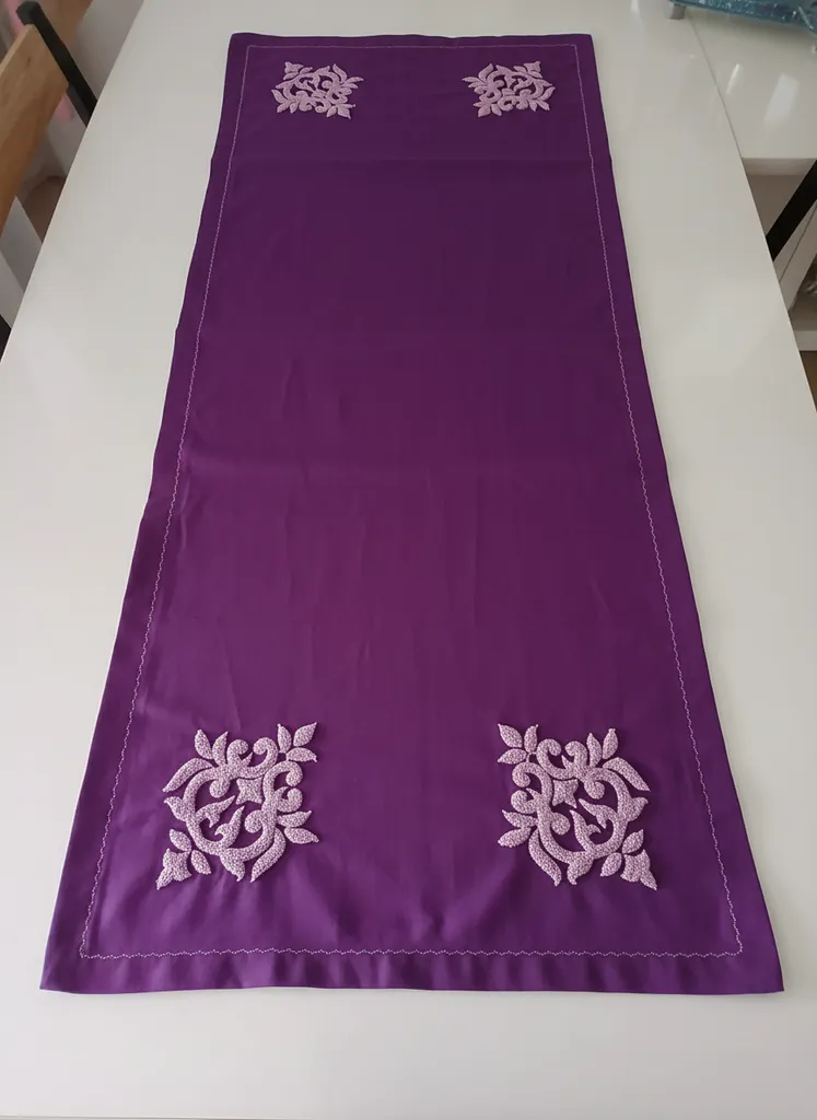 Mor Nakışlı Pamuklu Masa Runner - Şık Desenli Dekoratif Masa Örtüsü