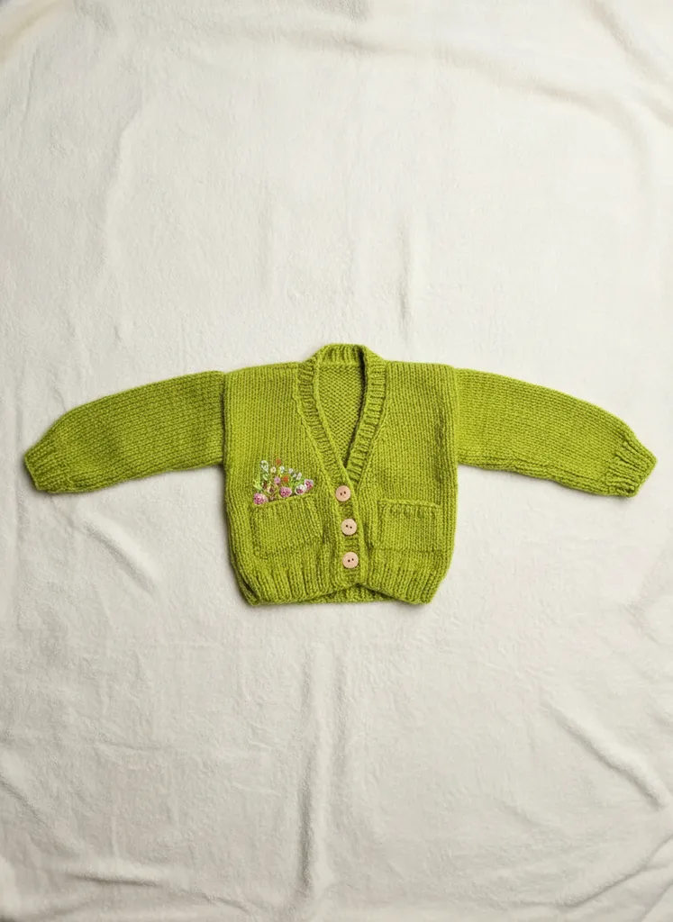 Yeşil Kız Bebek Hırkası - Nakışlı, Düğmeli - El Örgüsü