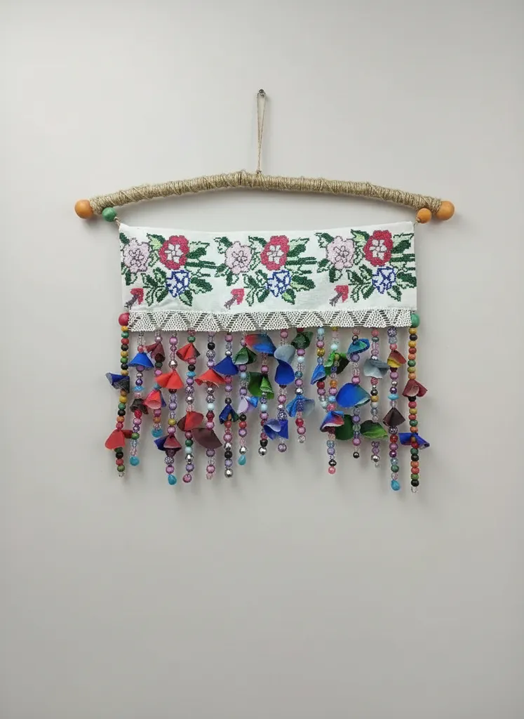 Nakışlı Çiçek Desenli Duvar Süsü - El Emeği Dekoratif Tasarım