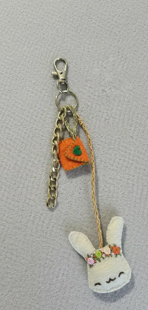 Turuncu Keçe Çanta Süsü Tavşan Figürlü El Nakışı Anahtarlık