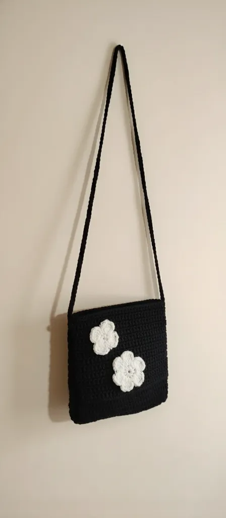 Siyah Örgü Makrome Omuz Çantası - Beyaz Çiçek Detaylı El Emeği