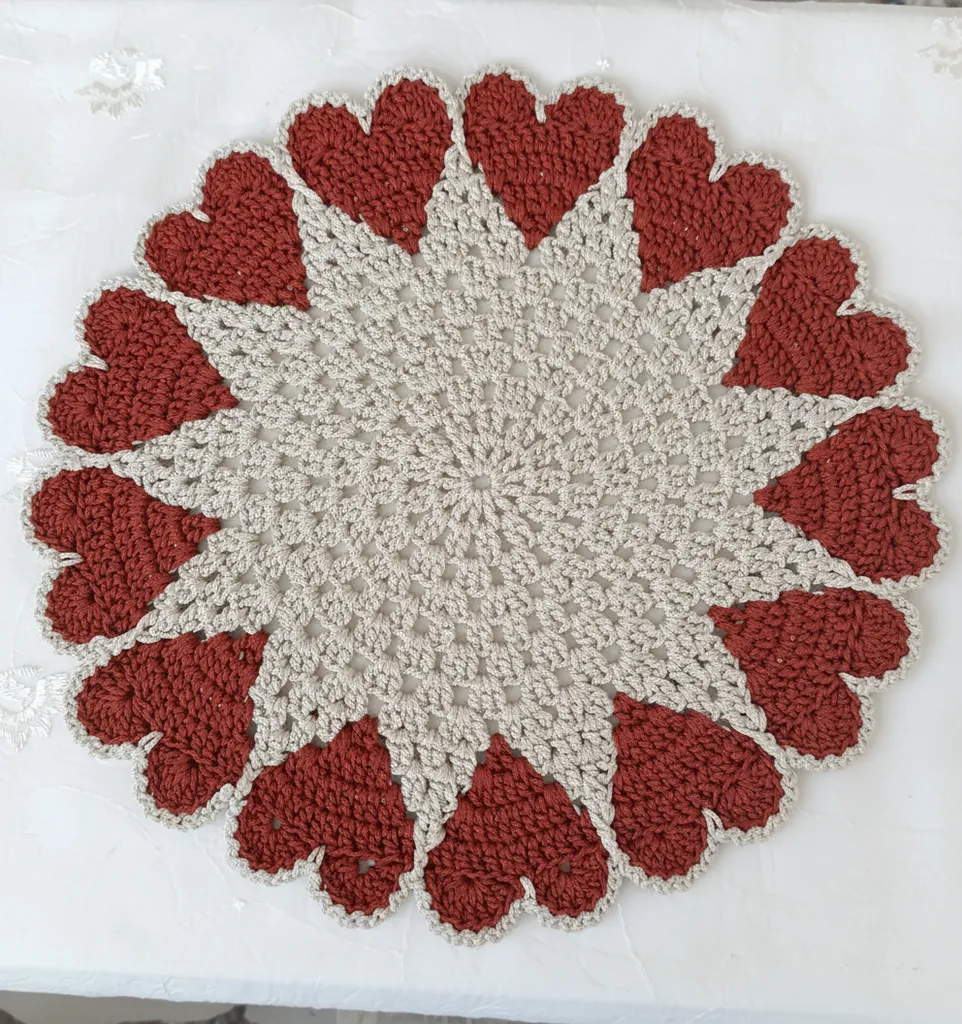 Krem ve Kahve Tonlarında Kalpli Örgü Sunum Supla - 1 Adet fiyatıdır.