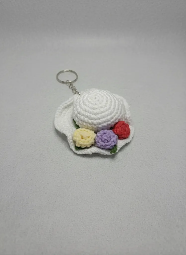 Beyaz Örgü Şapka Anahtarlık - Çiçek Detaylı - El Emeği