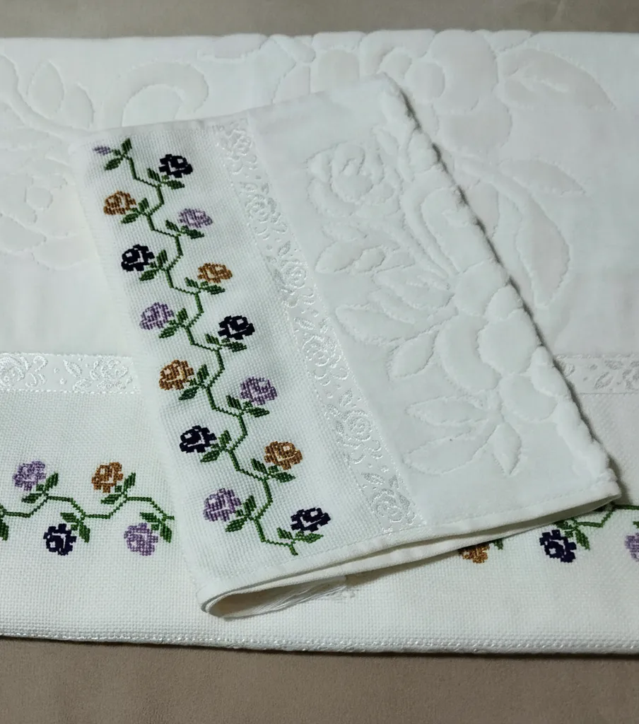 Krem Pamuklu Kanaviçe İşlemeli Havlu - Küçük ve Büyük Boy Seçenekleri