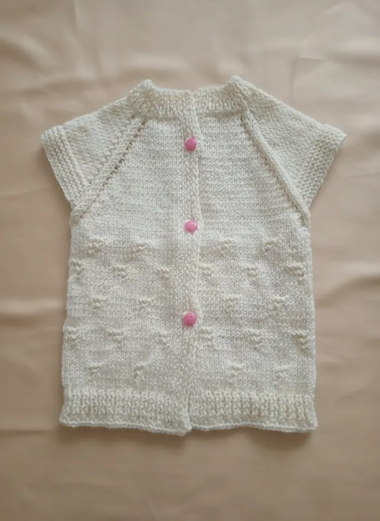 El Örgüsü Krem Bebek Yeleği - Düğmeli, Desenli, Sevimli  0-12 Ay