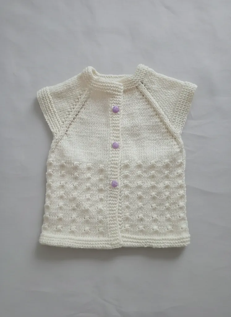 El Örgüsü Beyaz Bebek Yeleği - Düğmeli, Desenli, Sevimli 0-12 Ay