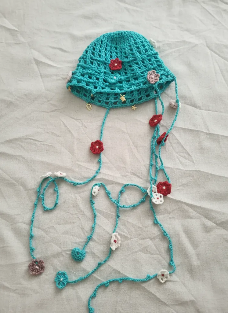 Turkuaz Örgü Yazlık Şapka - Metal Süslemeli ve El Yapımı