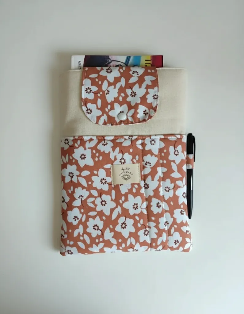 Kahverengi Çiçek Desenli Kalem Bölmeli Kitap ve Tablet Kılıfı