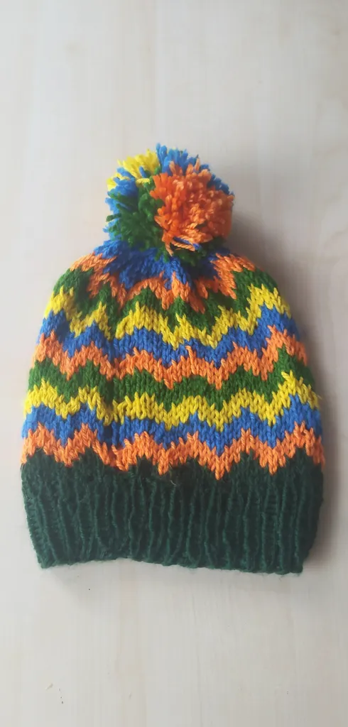 Renkli Ponponlu Çocuk Bere - Zikzak Desenli, El Örgüsü