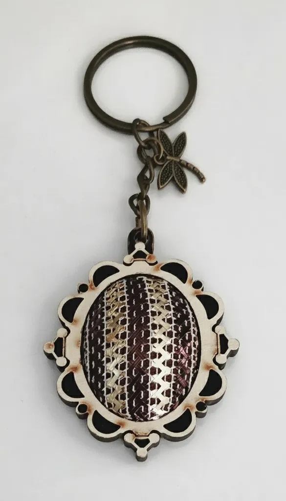 Antik Sarı, Kahve ve Gri Detaylı Tel Kırma Ahşap anahtarlık...