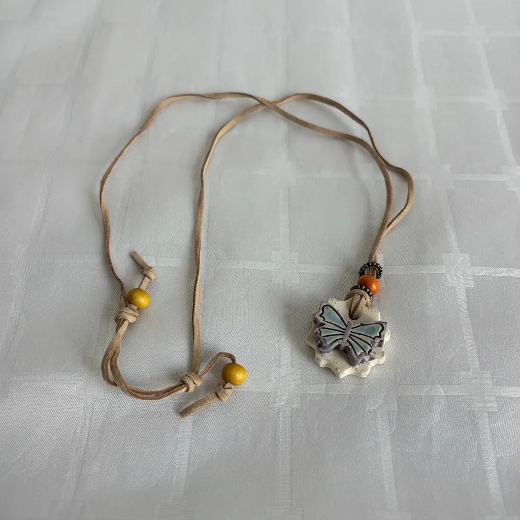 Seramik Kelebek Kolye - Mavi Detaylı, El Yapımı Tasarım 🦋