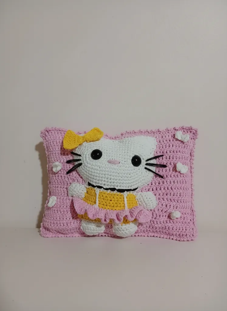 Pembe Hello Kitty Desenli Örgü Hediyelik Yastık - El Emeği