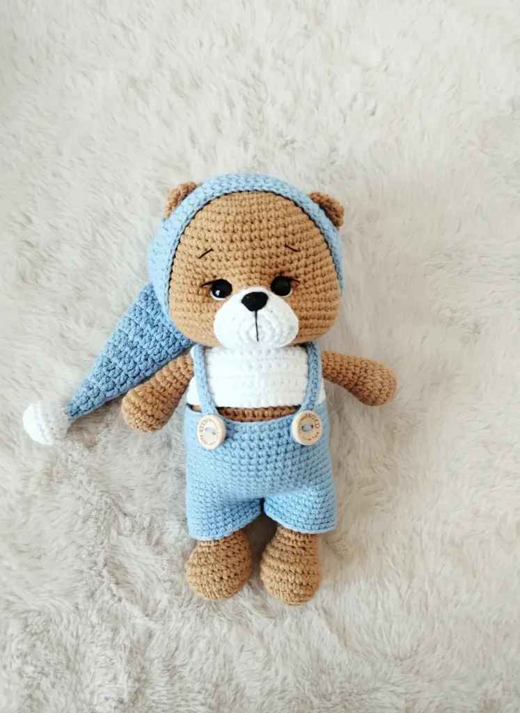 Mavi Tulumlu ve Şapkalı Amigurumi Ayıcık Oyuncak Bebek