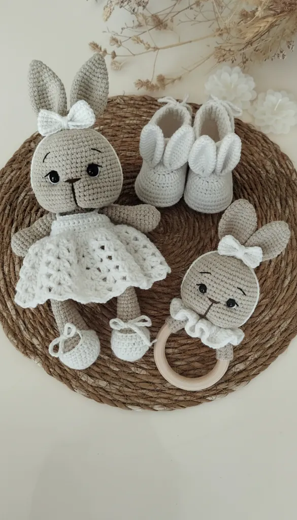 Amigurumi Tavşan Bebek Oyuncak Seti - Beyaz Elbiseli 3'lü El Yapımı