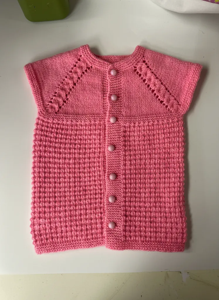 Pembe Kız Bebek Yeleği (1 Yaş) - Düğmeli, Fare Dişi Model - El Örgüsü