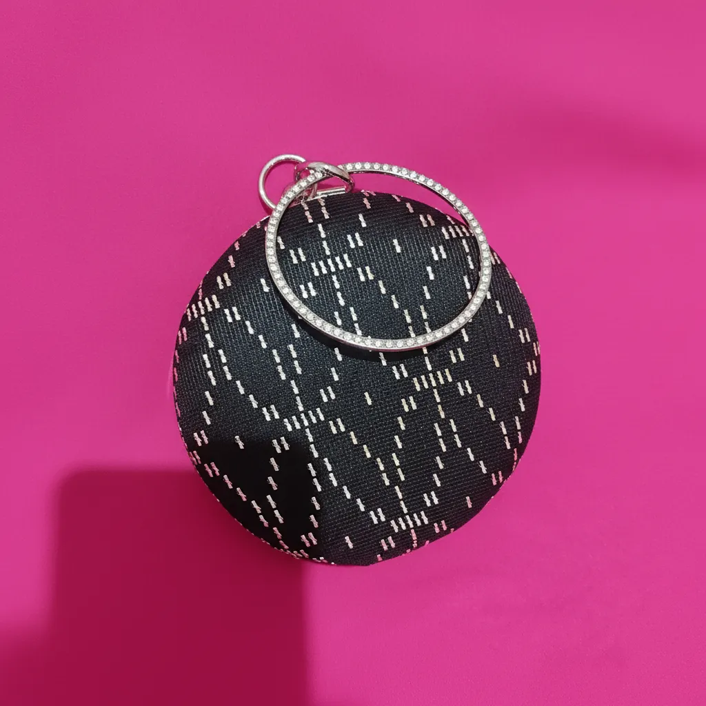 Siyah Tül Üzeri Gümüş İşlemeli Yuvarlak Portföy Çanta - El İşlemesi
