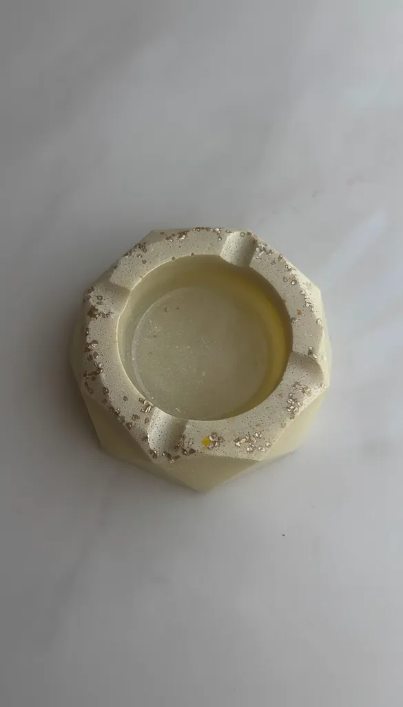 Tereyağı Sarısı Epoksi Küllük - Dekoratif Altın Detaylı Tasarım