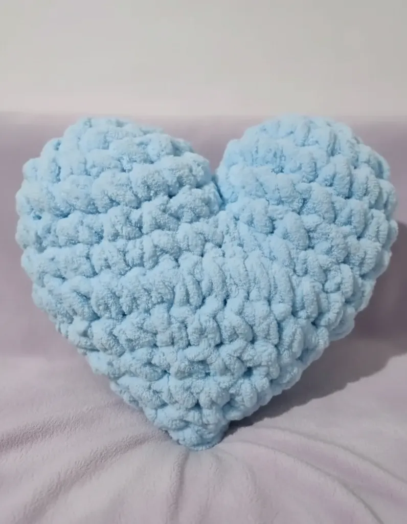 Mavi Pofuduk Kalp Yastık - Kadife İp ile El Örgüsü Dekoratif Yastık