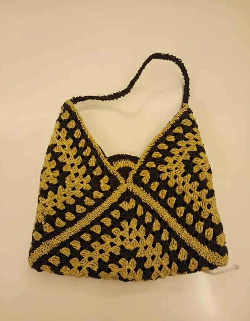 Siyah ve Sarı Renkli Örgü Zarf Çanta - Astarlı ve Çıtçıtlı