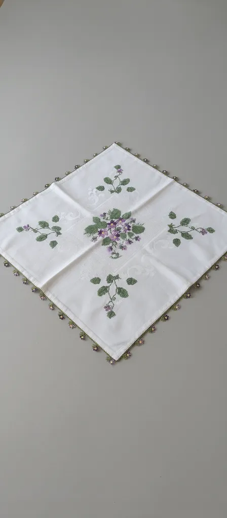 Beyaz Keten Kanaviçe İşlemeli ve İğne Oyası Detaylı Masa Örtüsü 90x90