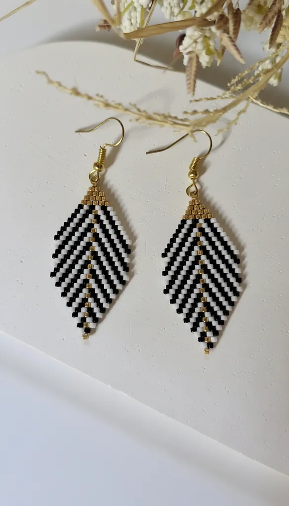 Siyah Beyaz Miyuki Yaprak Küpe - Gold Detaylı, El Yapımı