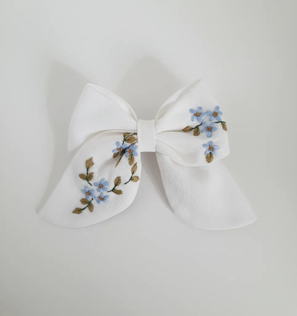 Beyaz Kumaş Fiyonk Toka - Mavi Çiçek Nakışlı Otomatik Toka - El İşlemesi