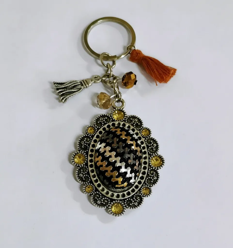 Sarı ve Gümüş Tonlarında Tel Kırma Desenli Özel Anahtarlık