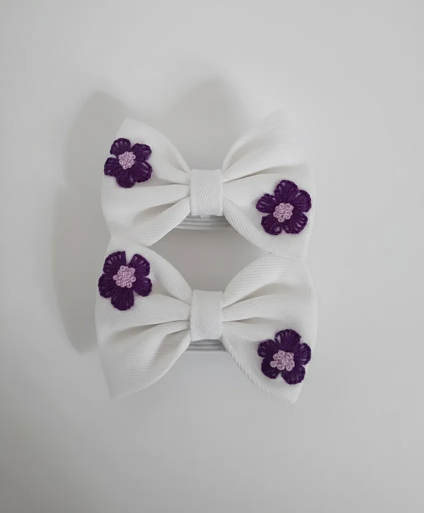 Beyaz Kumaş Mor Çiçekli İkili Fiyonk Toka Seti - El İşlemeli