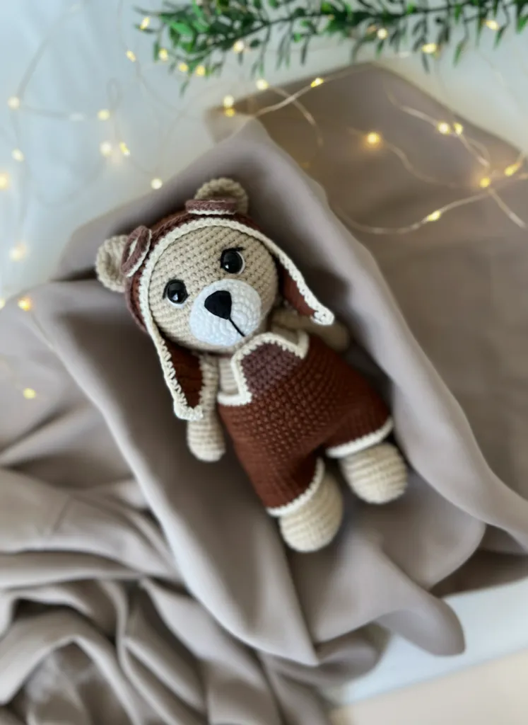 Kahverengi Pilot Kıyafetli Amigurumi Ayıcık Oyuncak Bebek - 23 cm