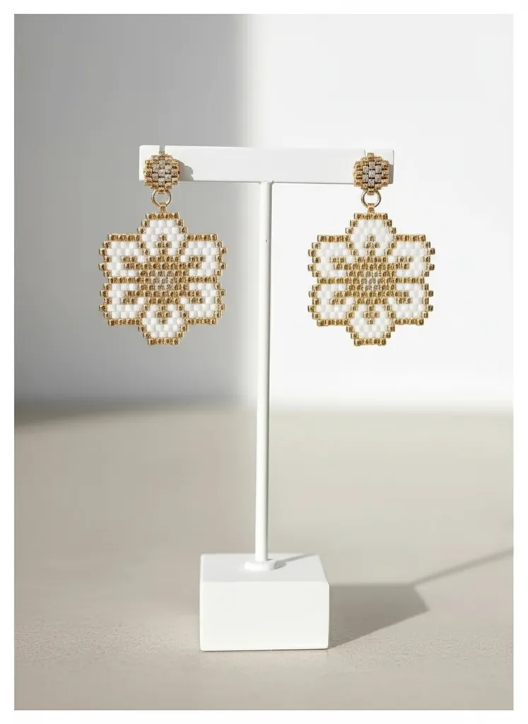 Altın ve Beyaz Çiçek Desenli Miyuki Küpe - El Emeği Tasarım