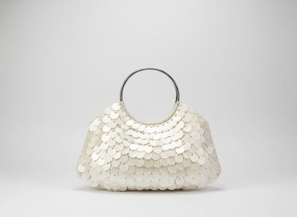 Beyaz Pullu Örgü Çanta - Metal Saplı Şık Tasarım - El Örgüsü