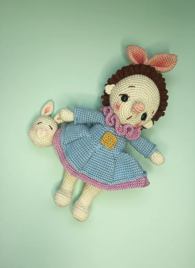 Mavi Elbiseli Tavşan Kulaklı Kirpi Neli Amigurumi Oyuncak 20 cm