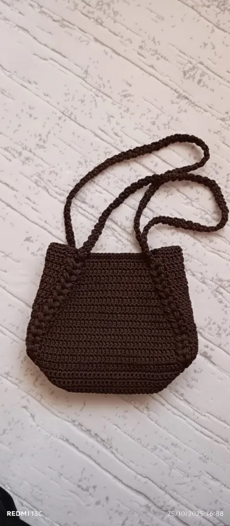 Kahverengi Örgü Omuz Çantası - 23x17 cm Boyutlarında - El Emeği