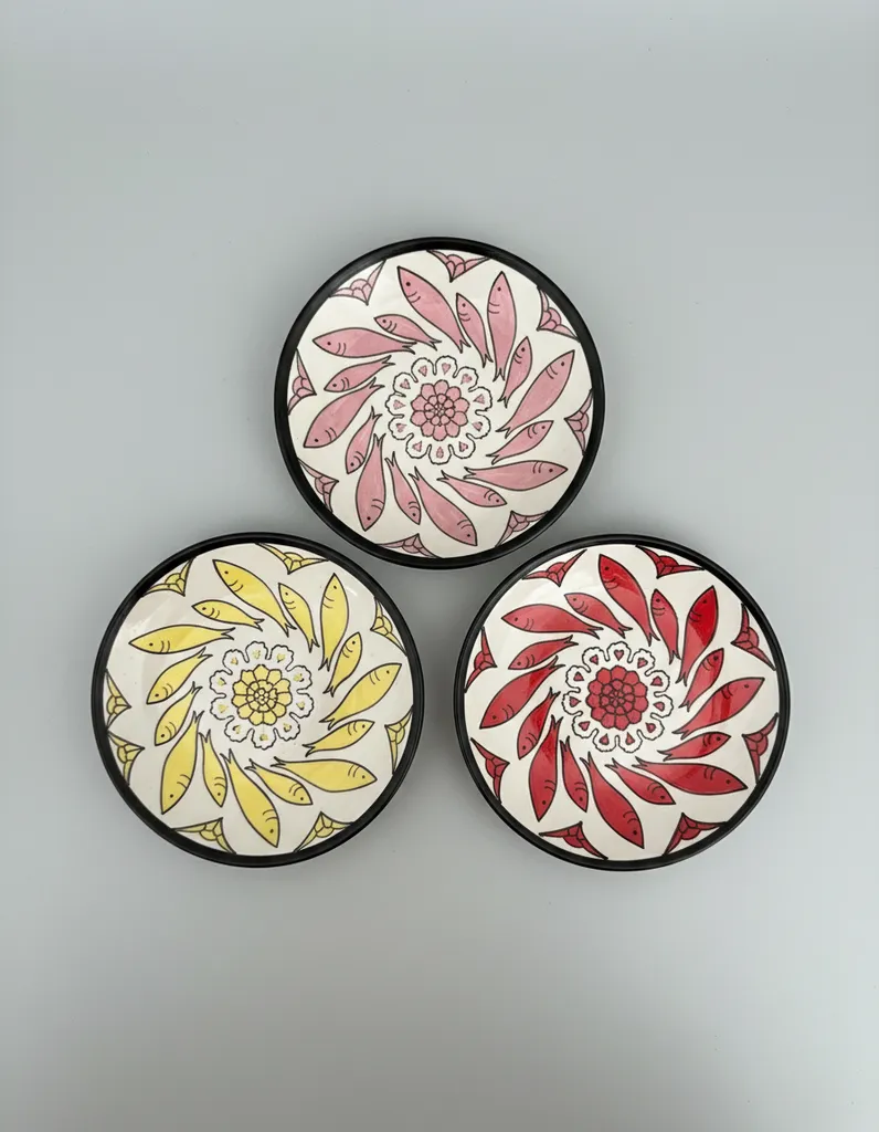 El Yapımı Balık Desenli Üçlü Seramik Tabak Seti - 18 cm Çapında