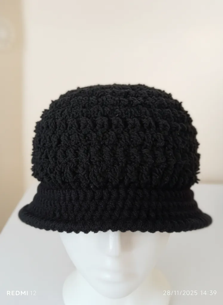 Siyah Örgü Siperli Şapka - Kışlık Sıcak Tutan El Örgüsü