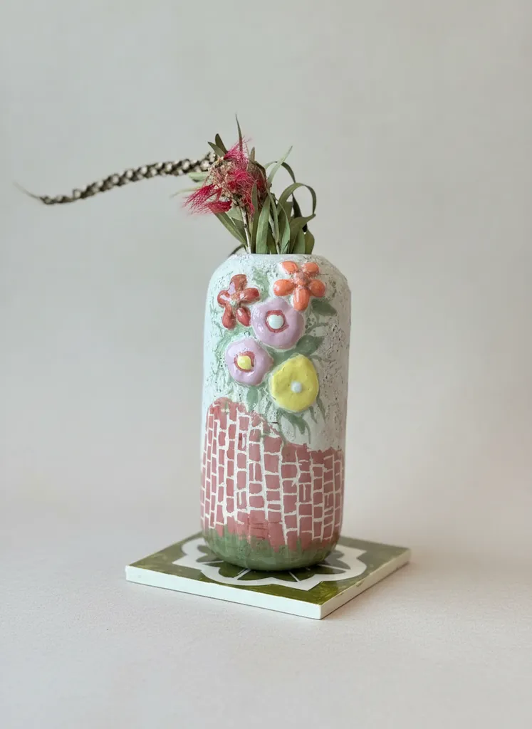 El Yapımı Seramik Vazo - Kabartma Çiçek Desenli & Tuğla Motifli - 14cm