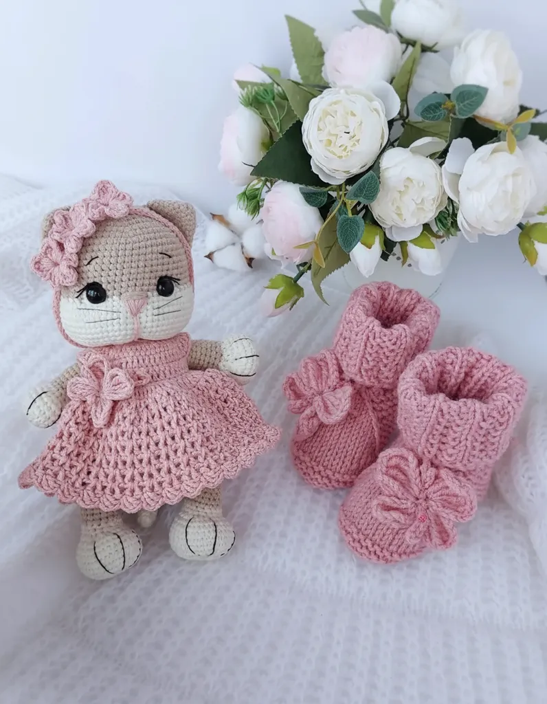 Amigurumi Pembe Elbiseli Kedi ve Örgü Patik Seti - 2'li