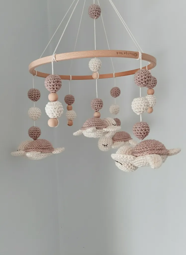 Kahve ve Krem Tonlarında Kaplumbağa Figürlü Bebek Dönence