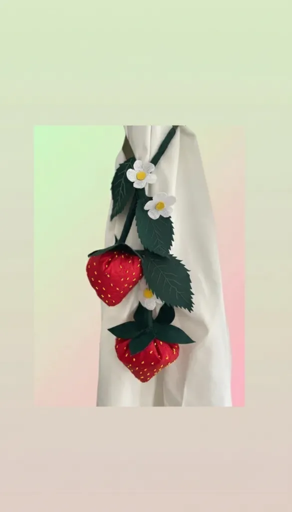 Keçe Çilek ve Çiçek Detaylı Perde Tutucu - Çocuk Odası Süsü