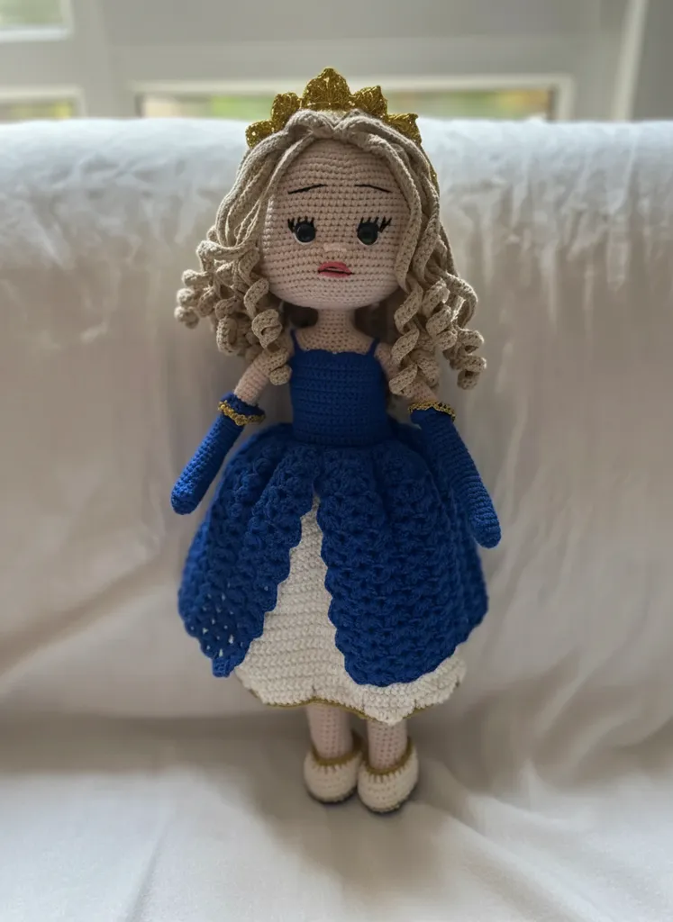 Mavi Elbiseli Amigurumi Prenses Bebek - 45 cm Boyunda, El Emeği