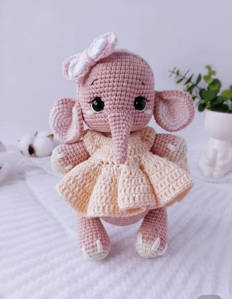 Pembe Örgü Elbiseli Fil Oyuncak Bebek - 24 cm - El Yapımı