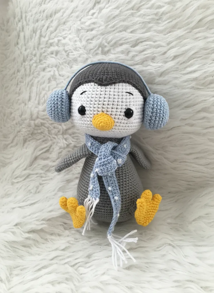 Gri ve Beyaz Amigurumi Penguen Oyuncak - Kulaklıklı ve El Yapımı