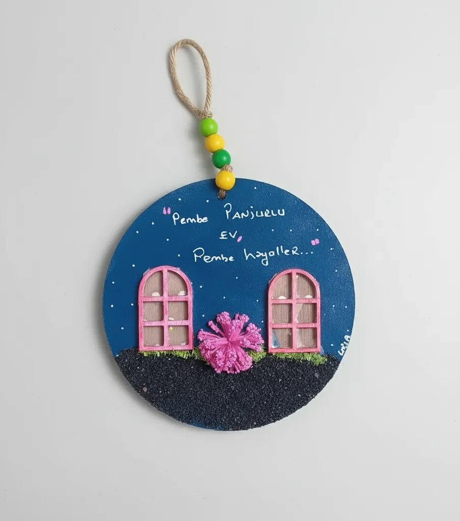 Ahşap Mini Duvar Süsü - Pembe Panjurlu Ev ve Pembe Hayaller