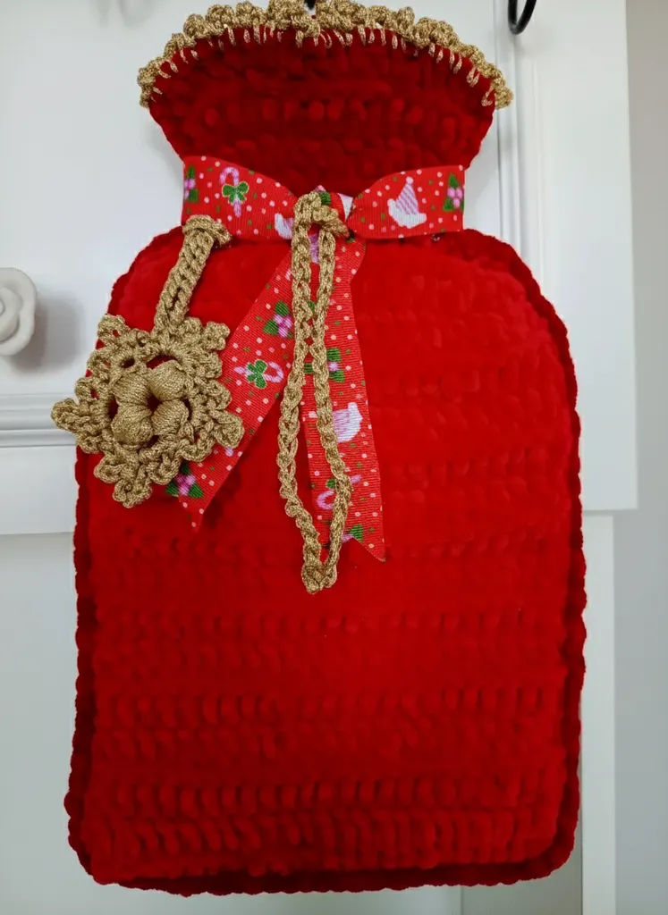 Kırmızı Örgü Sıcak Su Torbası Kılıfı - Kadife İp ve Kurdele Detaylı