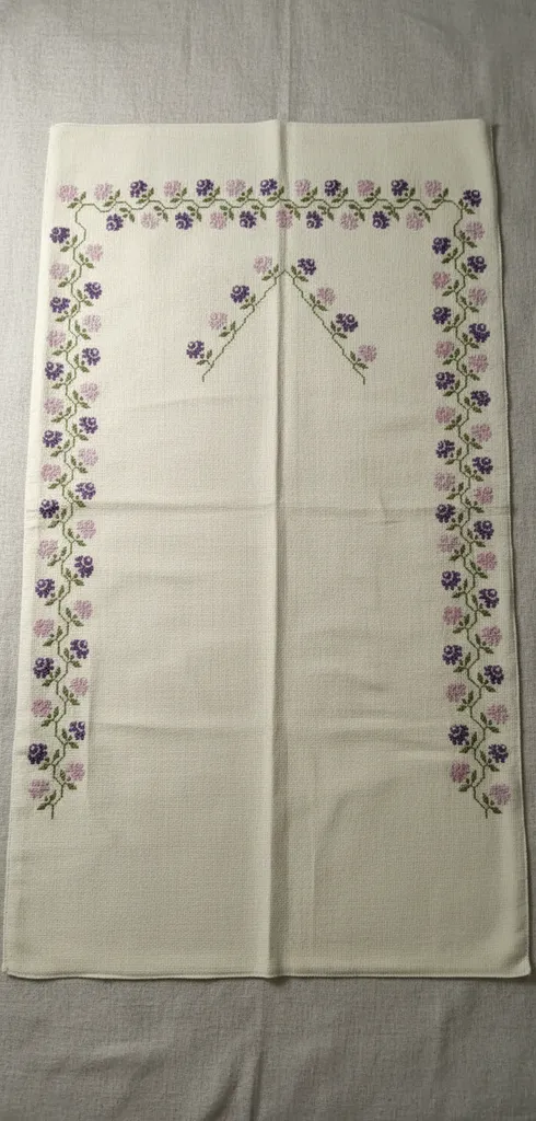 Etamin Desenli Namazlık Seccade - Krem Renkli ve El Yapımı İşleme