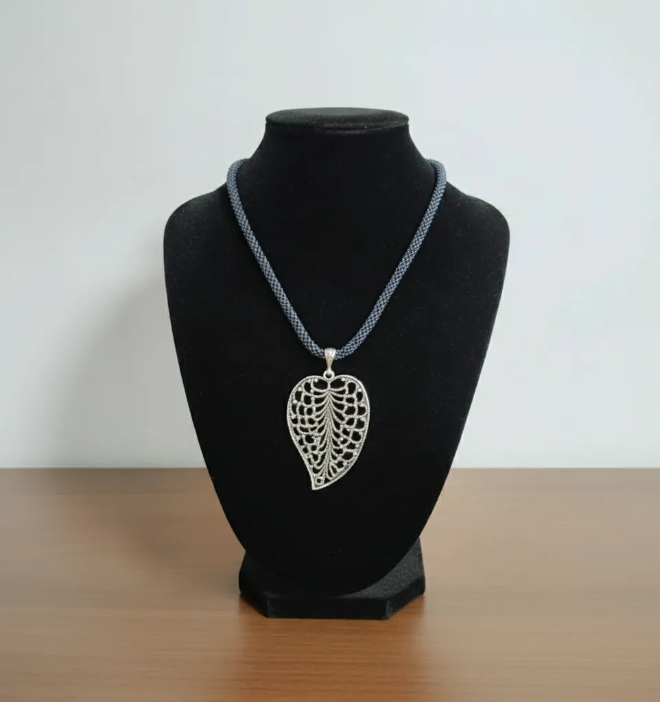 Gri Kum Boncuk Hapishane İşi Kolye - Gümüş Yaprak Detaylı
