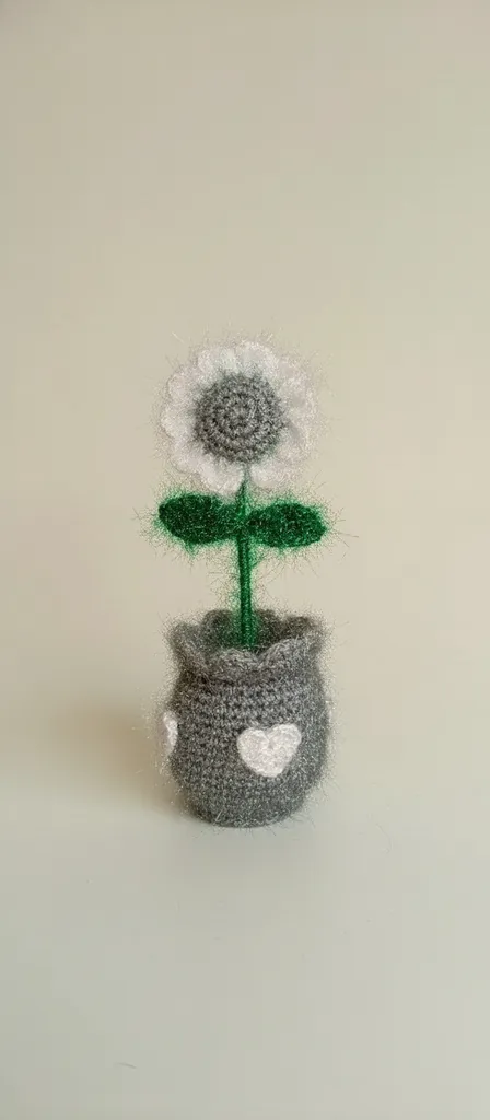 Gri Saksıda Kalpli Örgü Papatya - El Emeği Dekoratif Çiçek