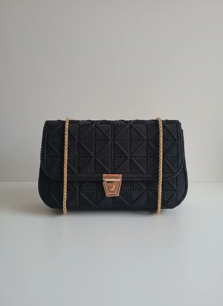 Siyah Makrome Örgü Omuz Çantası - Altın Zincir Detaylı Aksesuar