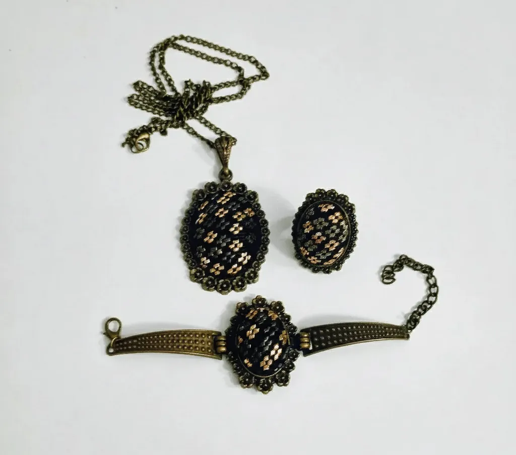 Gri ve Antik Sarının Muhteşem Uyumu ile Tel Kırma Kolye...