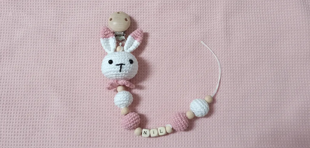 Örgü Tavşan Figürlü İsimli Emzik Askısı Zinciri - Pembe ve Beyaz